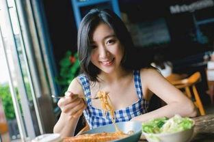 田间美女请你吃瓜视频,共赴美食盛宴