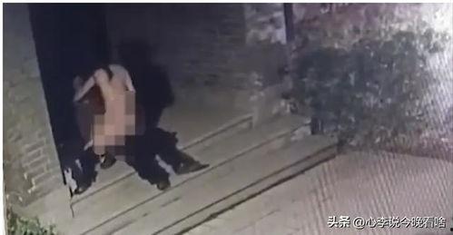 双胞胎街上吃瓜视频,萌态十足引网友热议
