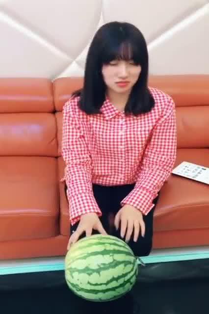 一位女人吃瓜的视频大全