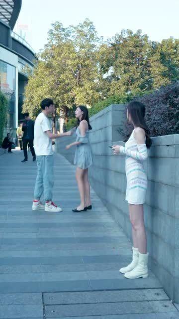 情侣吵架别人吃瓜视频大全,围观群众纷纷吃瓜！