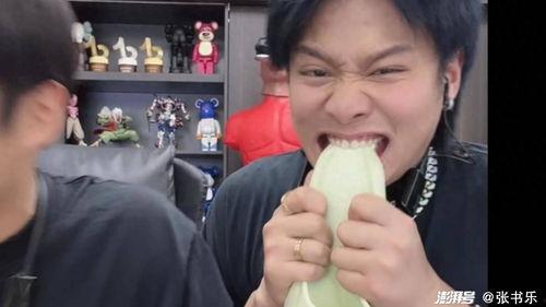 抖音小杨哥吃瓜女助理视频,女助理成焦点，揭秘娱乐圈幕后故事