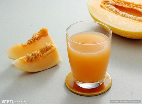 外国在中国吃哈密瓜视频,体验地道新疆美味