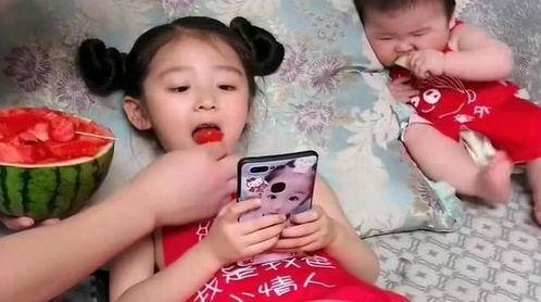 吃瓜宝妈和儿子的视频,亲子时光甜蜜满满