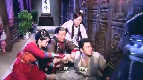 夫妻俩吃瓜听别人吵架视频,笑谈他人争吵，共享生活百态