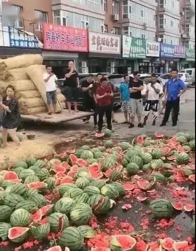 烟台楼顶吃瓜事件视频最新,高空“瓜宴”引发网友热议