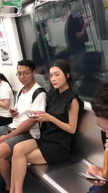 偶遇吃瓜小姐姐视频下载